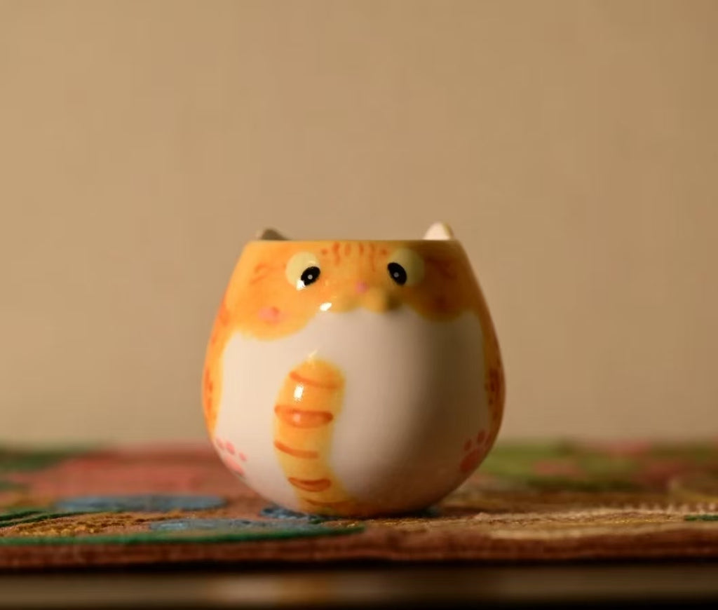 Tazza in ceramica di piccole dimensioni con manico a forma di gatto