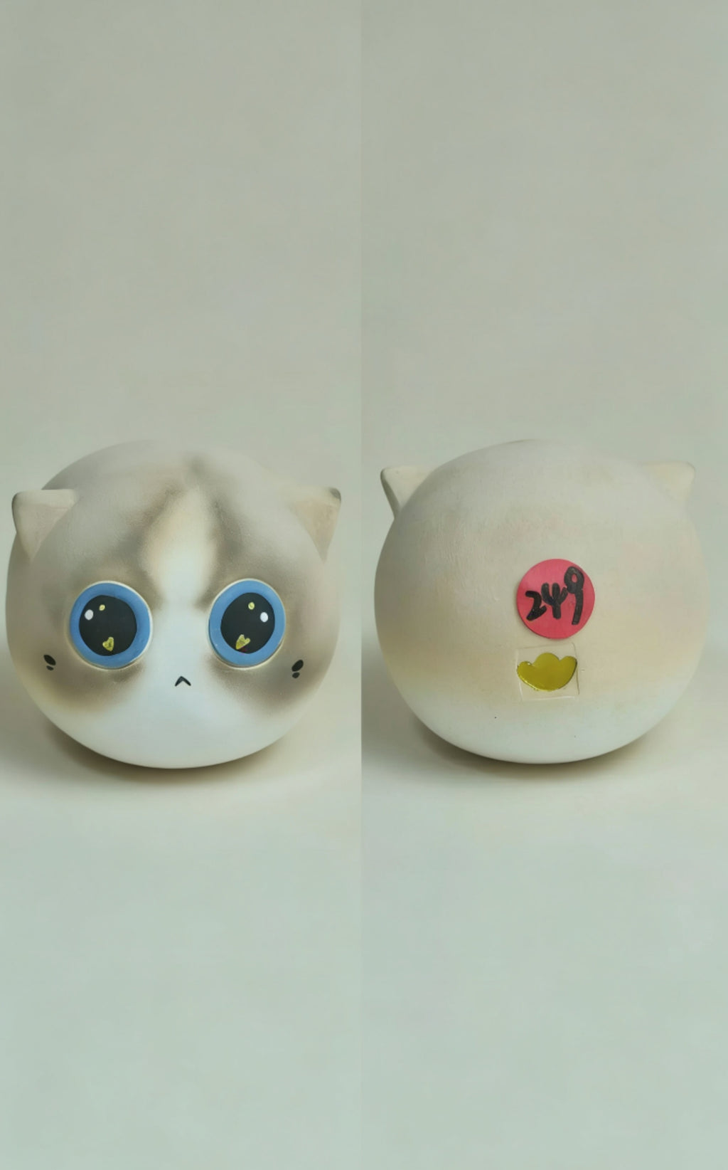 Ornamento artistico in ceramica a forma di gatto di medie dimensioni (edizione dorata)