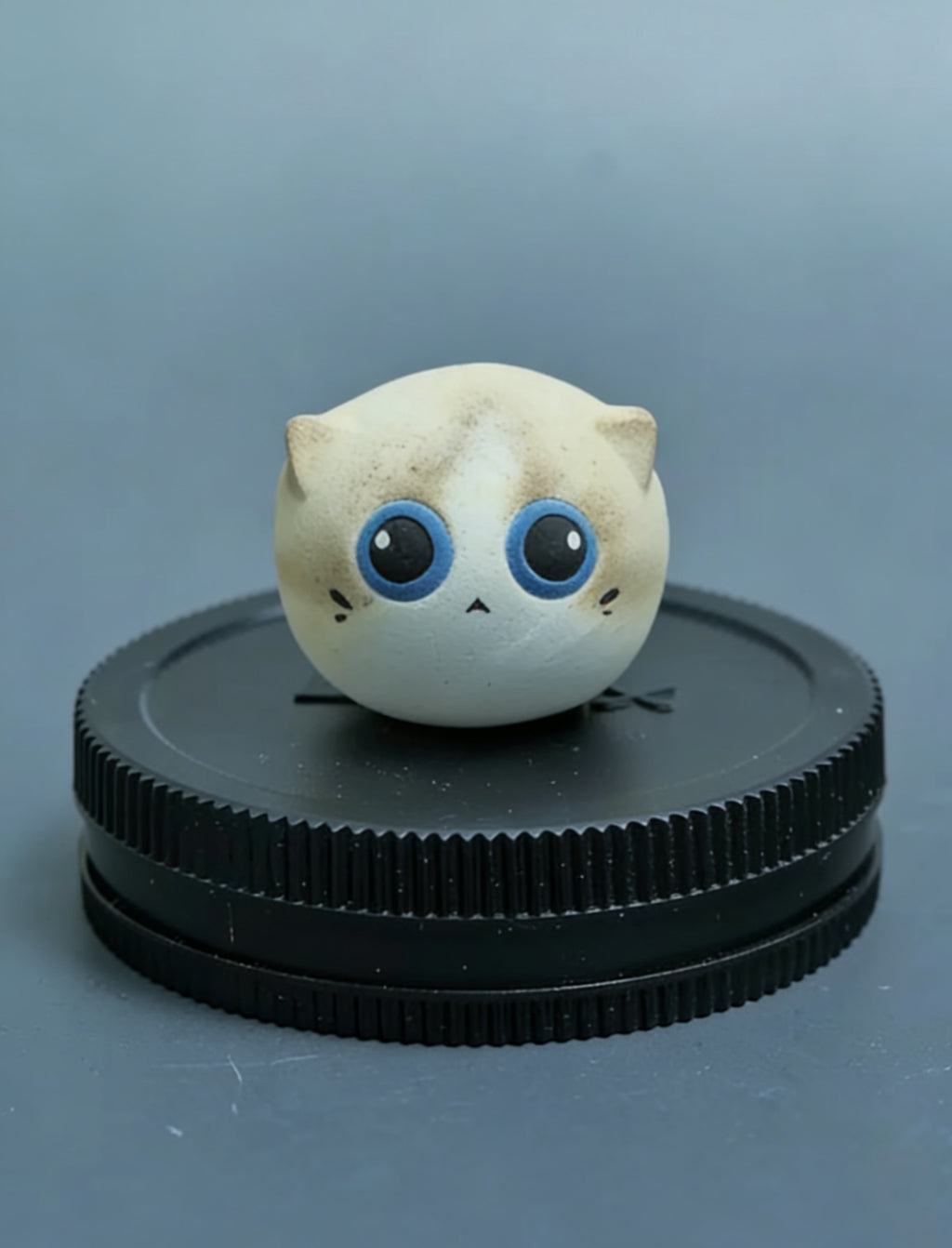 Mini ornamento in ceramica raffigurante un gatto