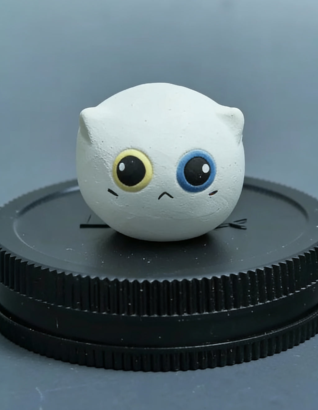 Mini ornamento in ceramica raffigurante un gatto